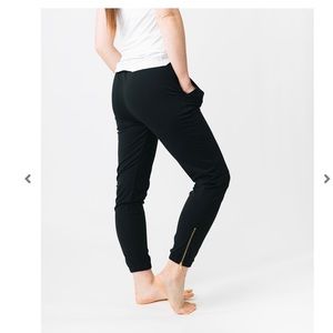 Zyia Peak ZipperJoggers - Black- Women’s XXS